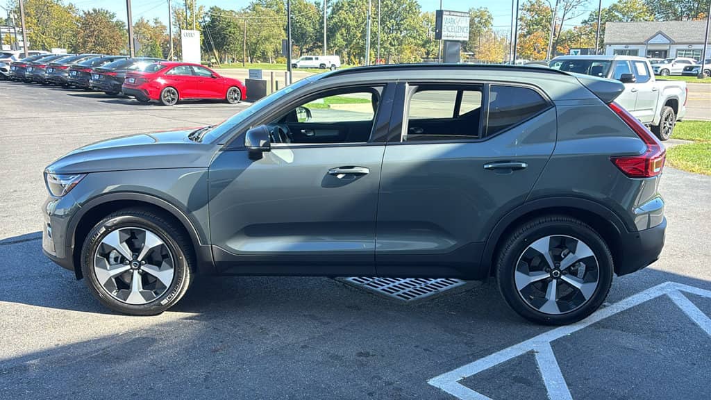 2026 Volvo XC40 - Image 3