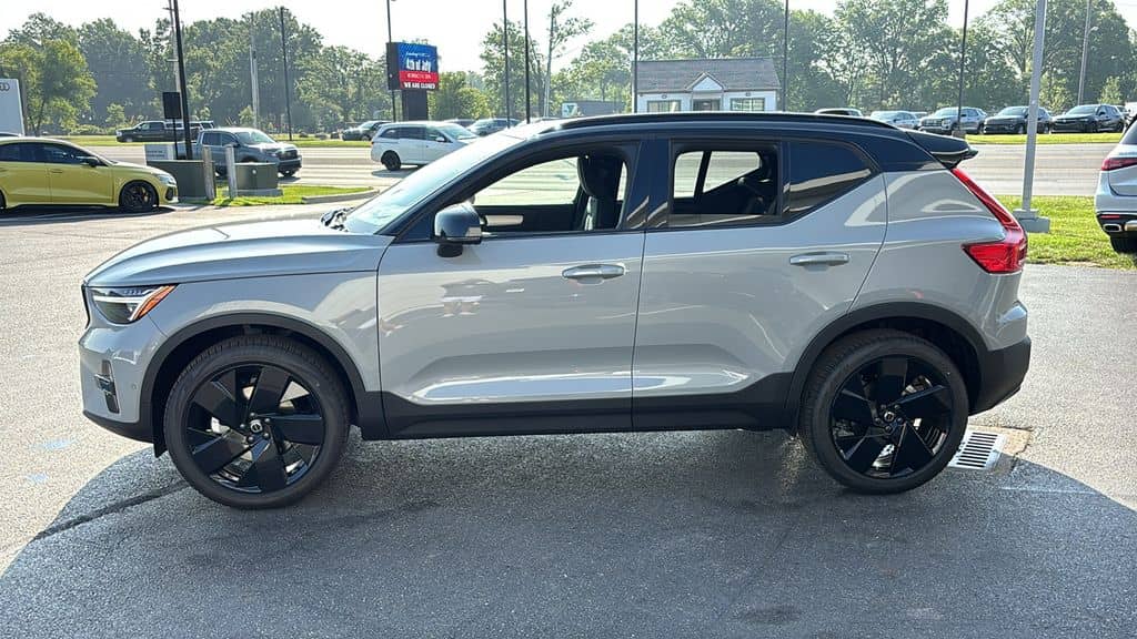 2026 Volvo XC40 - Image 3
