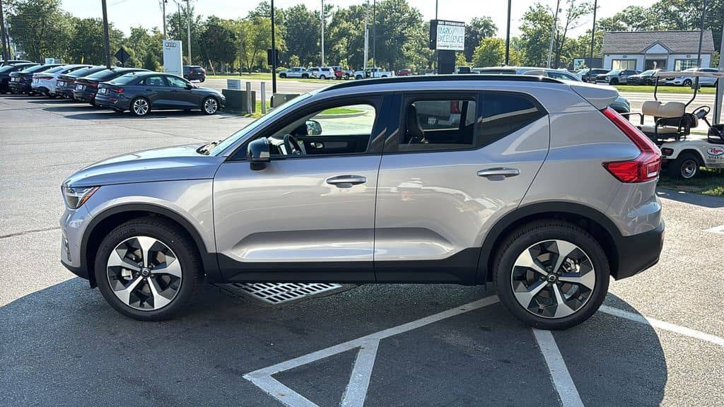 2026 Volvo XC40 - Image 3
