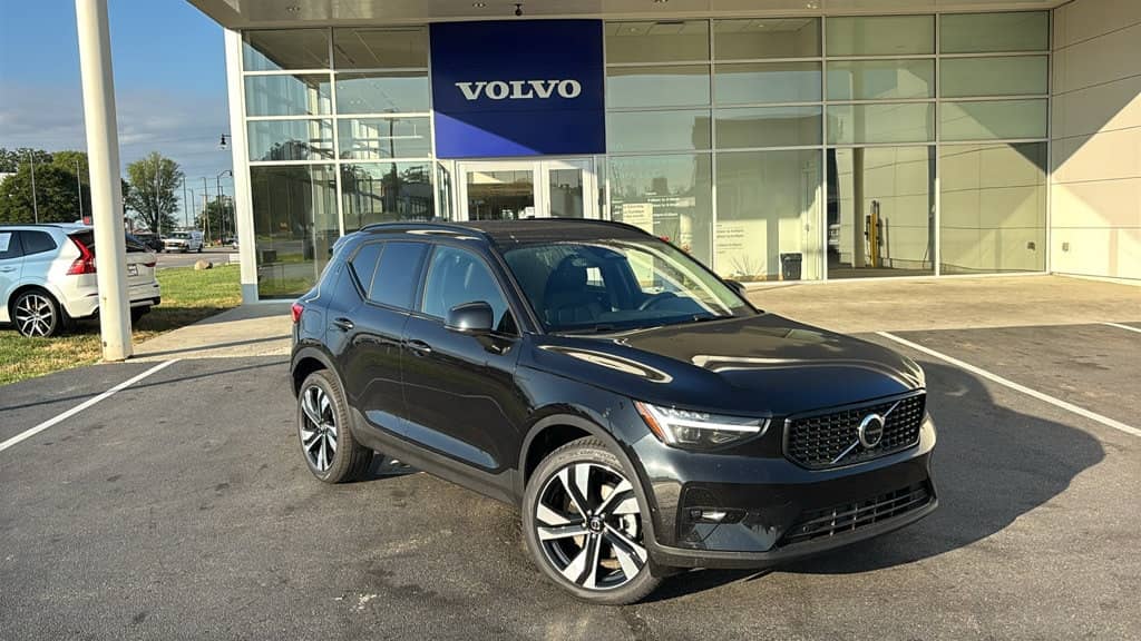 2026 Volvo XC40 - Image 2