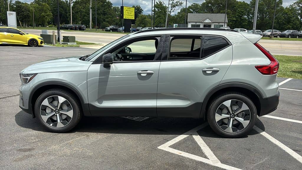 2026 Volvo XC40 - Image 3