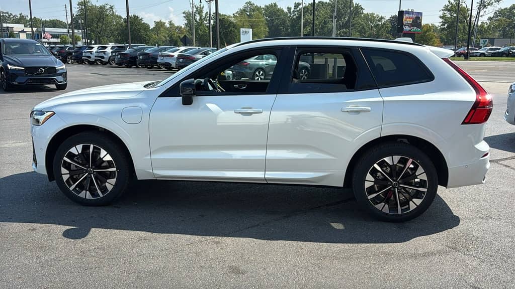 2026 Volvo XC60 - Image 2