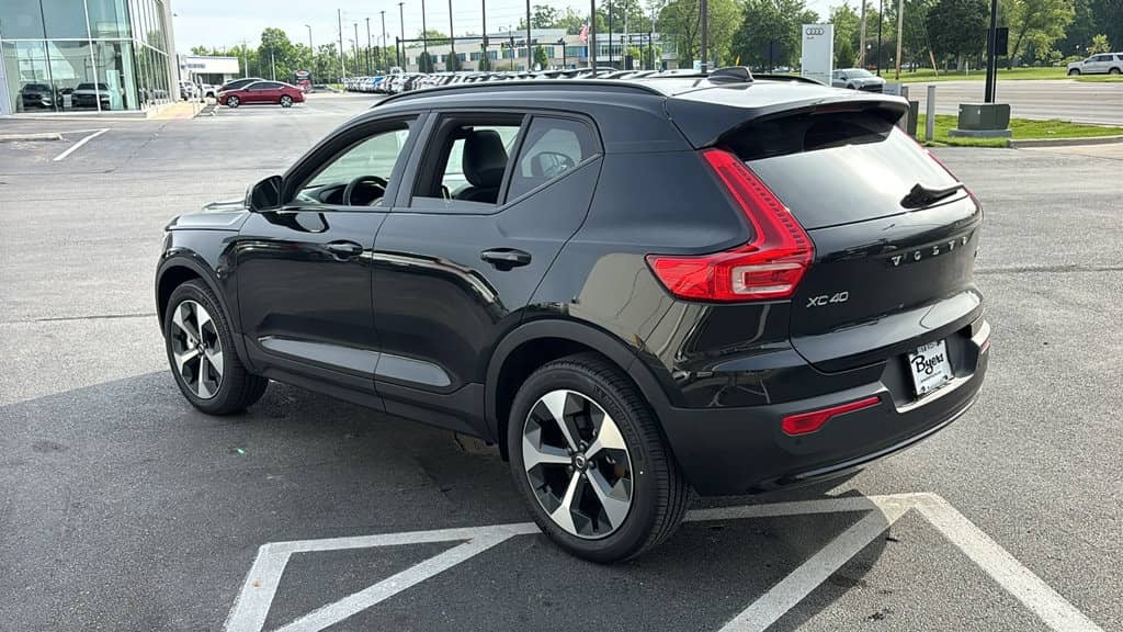 2026 Volvo XC40 - Image 2