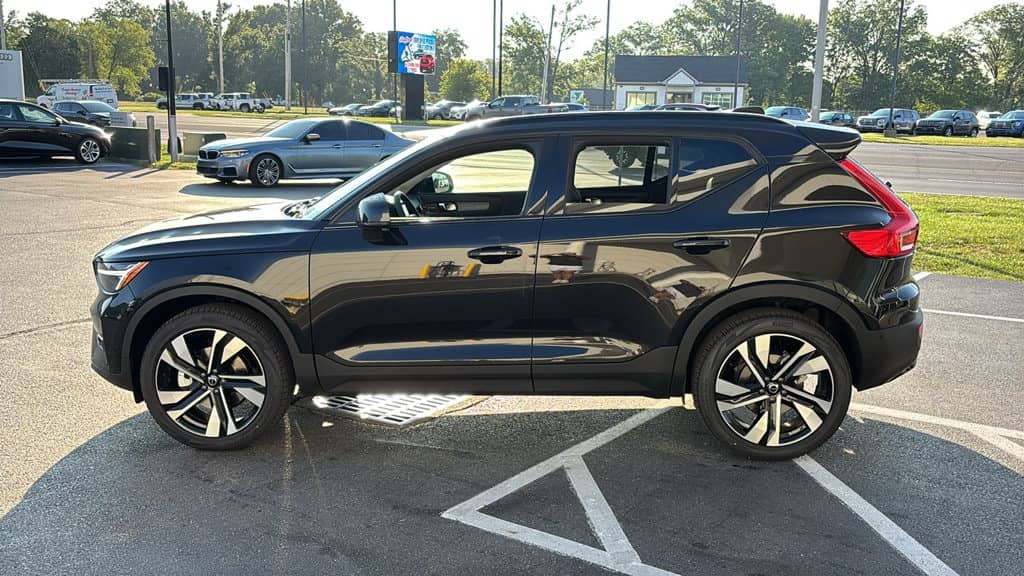 2026 Volvo XC40 - Image 3