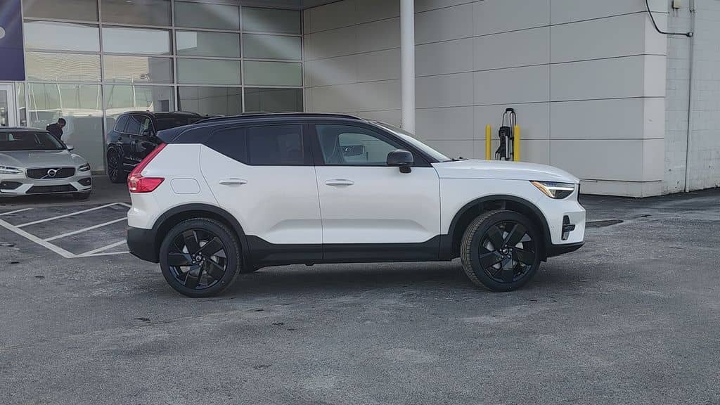 2026 Volvo XC40 - Image 2