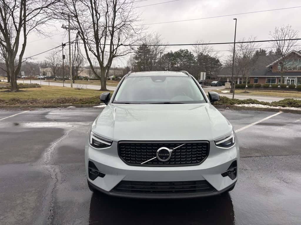 2026 Volvo XC40 - Image 2