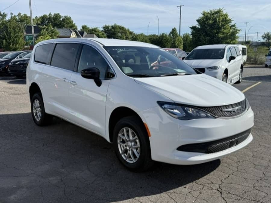 2026 Chrysler Voyager - Image 3