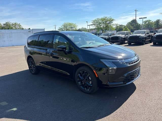 2027 Chrysler Pacifica - Image 2