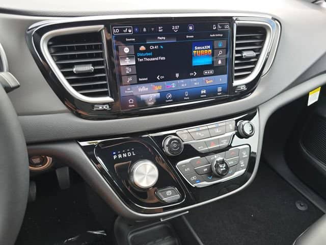 2027 Chrysler Voyager - Image 34