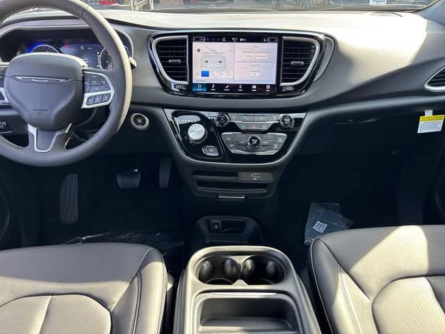 2027 Chrysler Voyager - Image 2