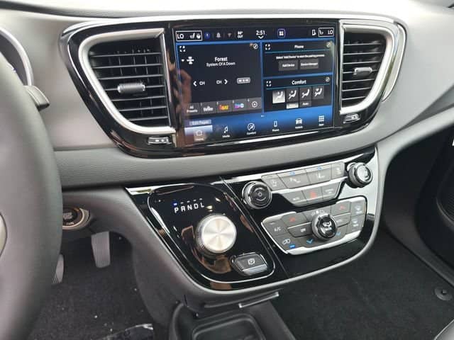 2027 Chrysler Voyager - Image 33