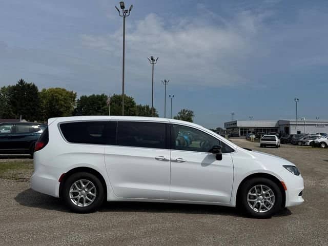 2027 Chrysler Voyager - Image 3