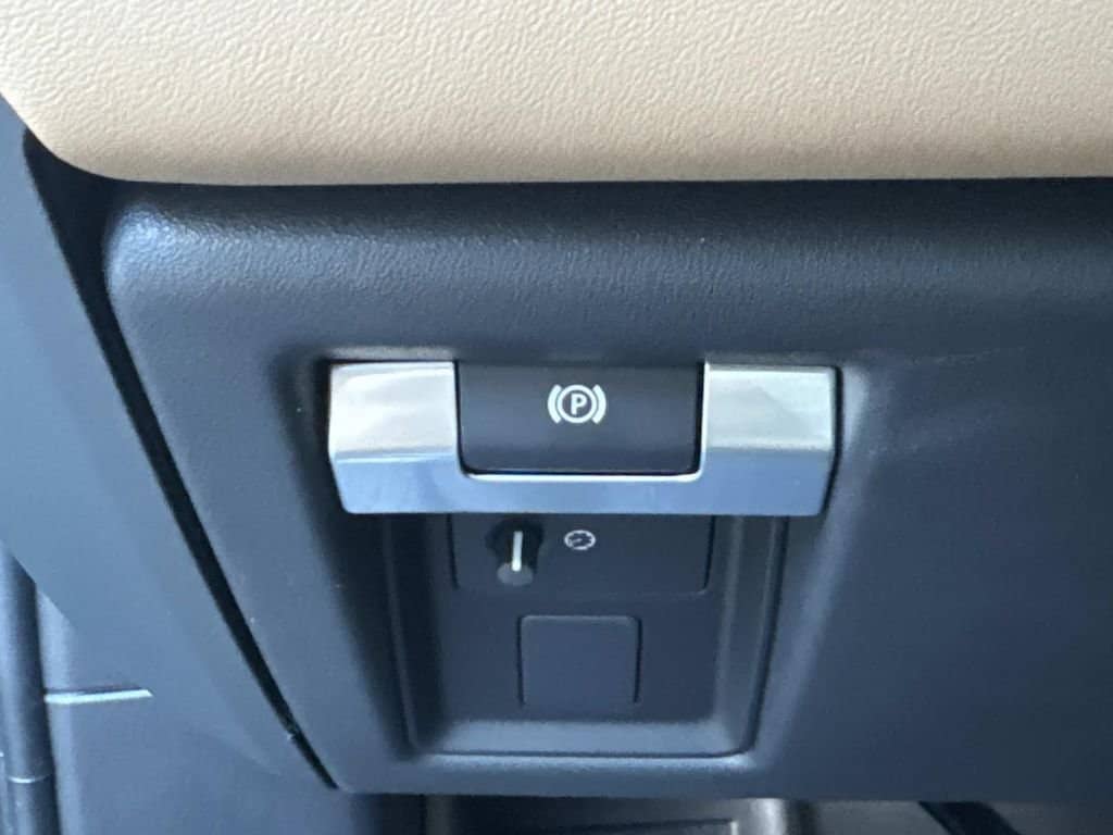 2026 Land Rover Defender - Image 32