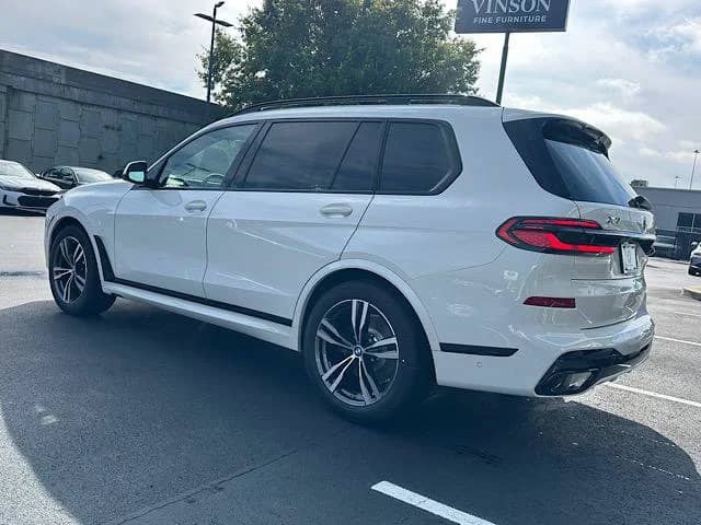 2027 BMW X7 - Image 3