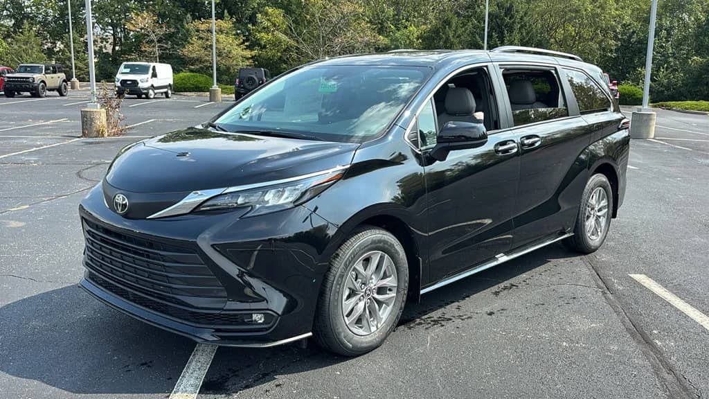 2026 Toyota Sienna - Image 2