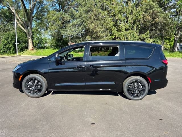 2027 Chrysler Pacifica - Image 3