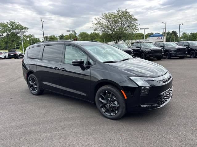 2027 Chrysler Pacifica - Image 2