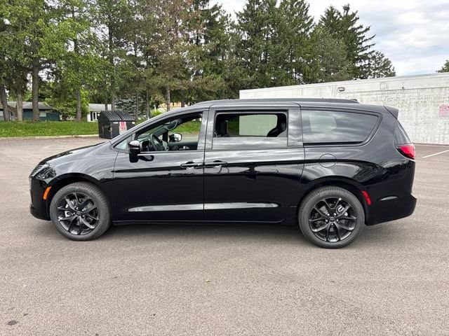 2027 Chrysler Pacifica - Image 3