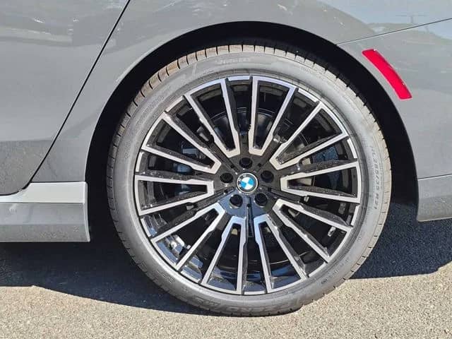 2027 BMW 7 Series - Image 13