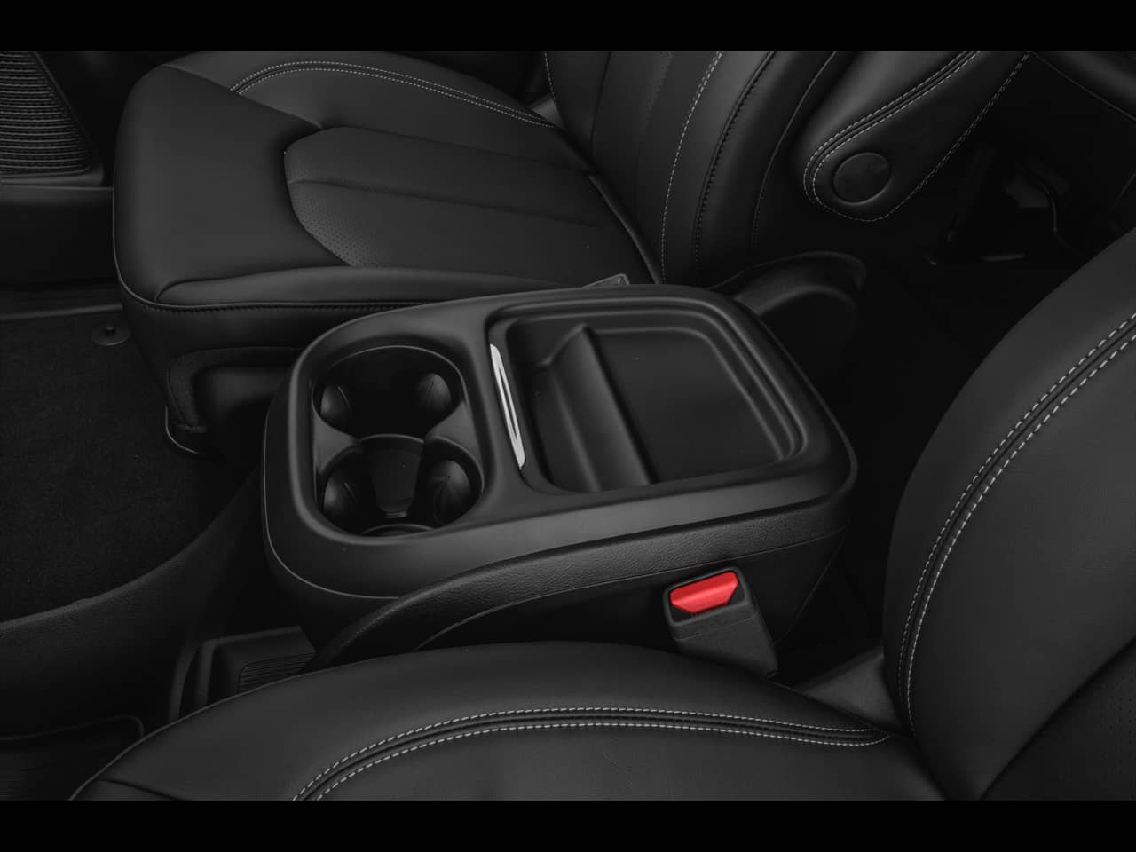 2027 Chrysler Voyager - Image 9