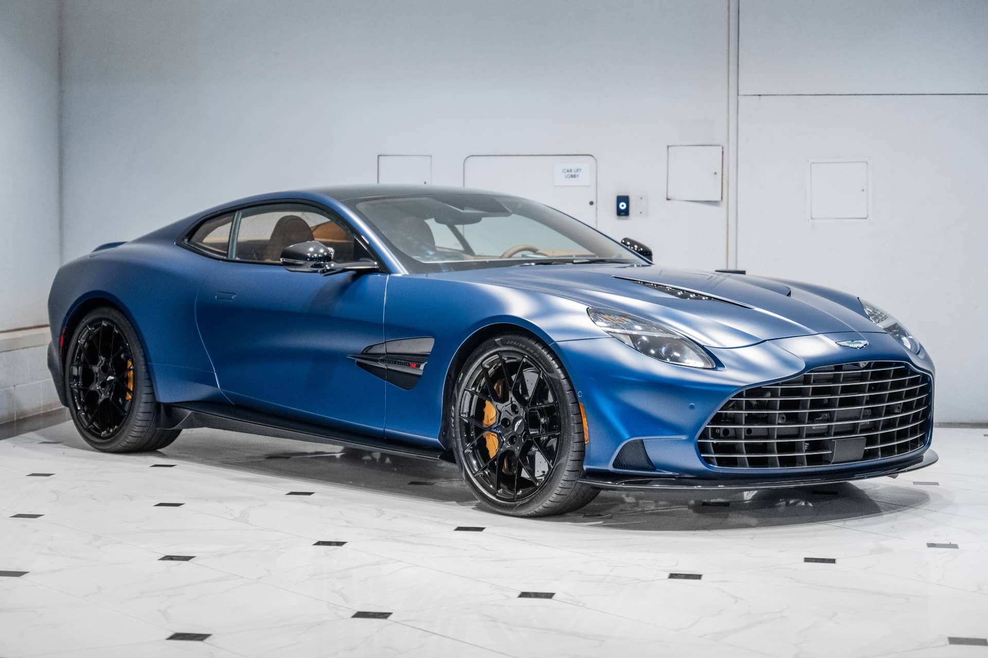 2025 Aston Martin Vanquish - Image 2