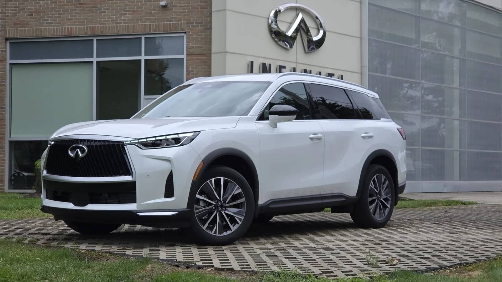 2027 INFINITI QX60 - Image 2