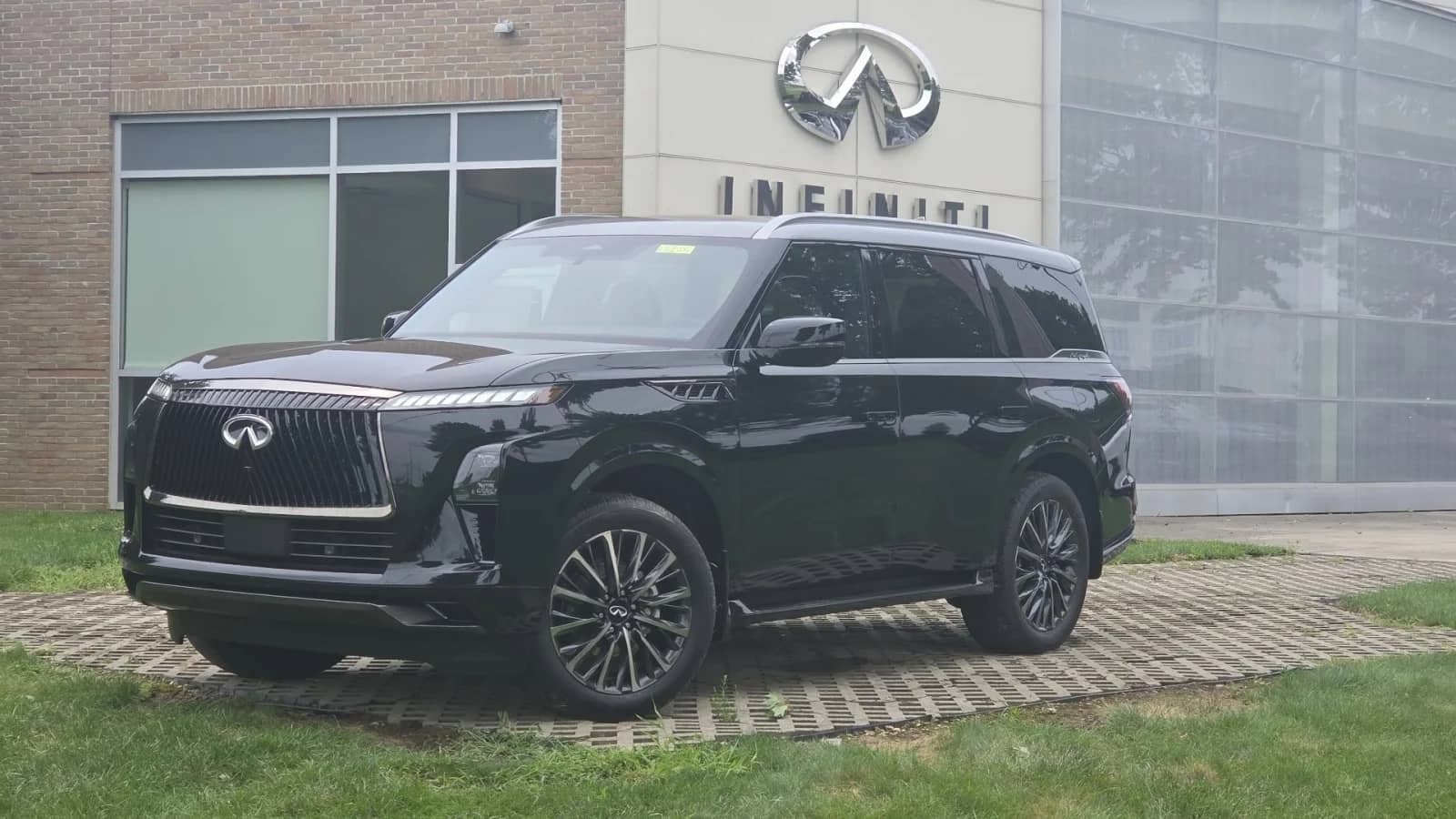2027 INFINITI QX80 - Image 2