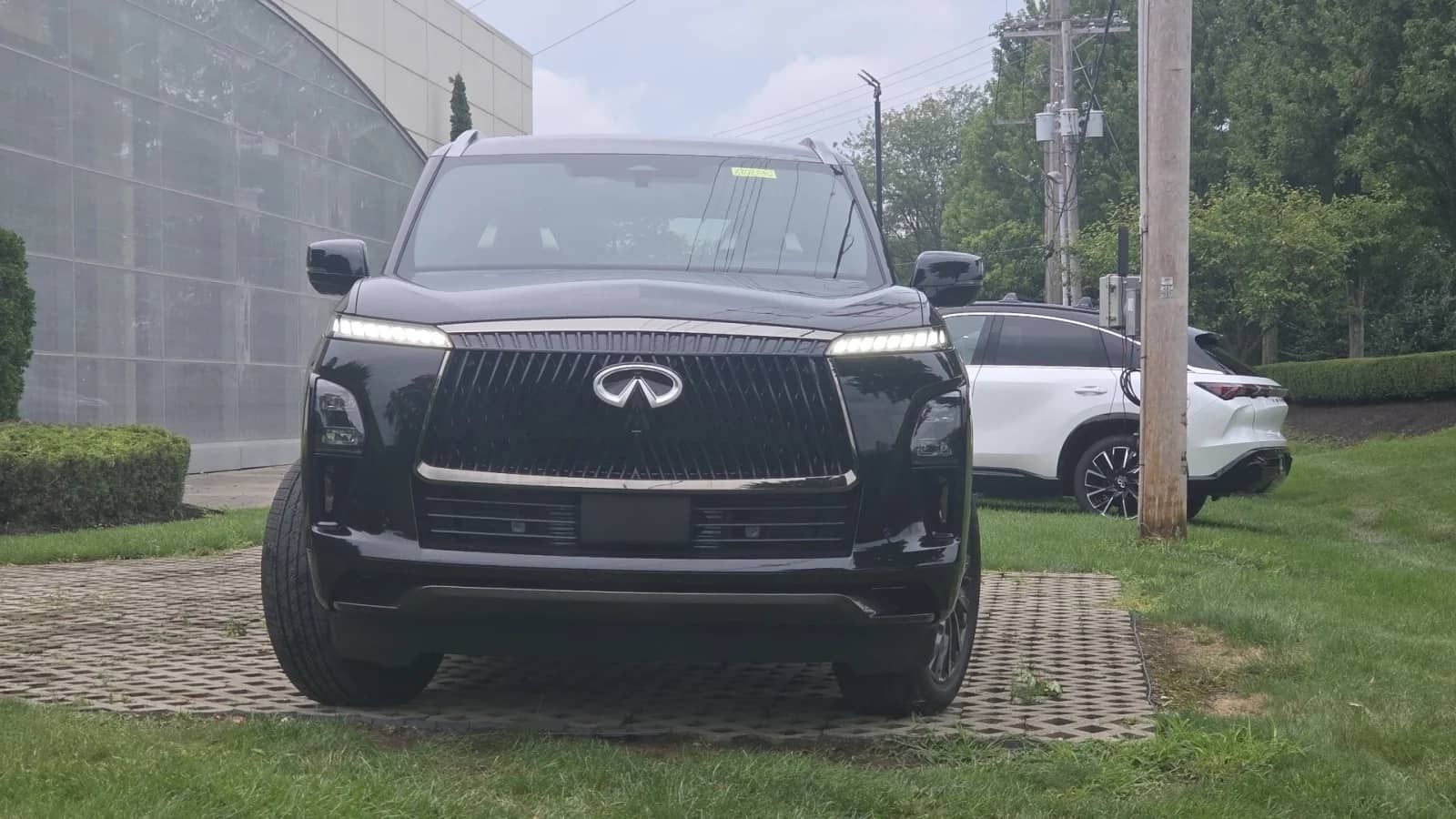 2027 INFINITI QX80 - Image 3