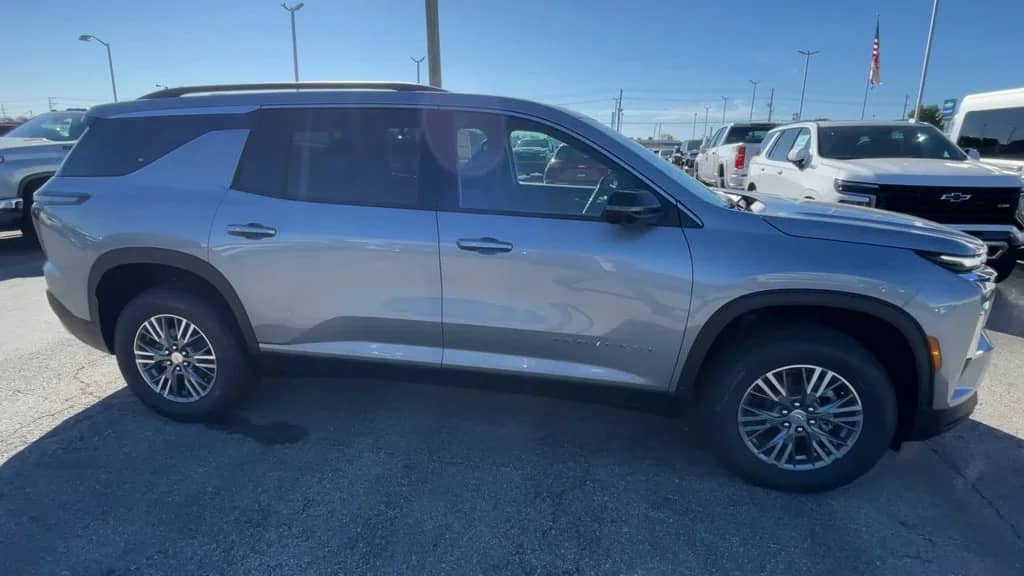 2027 Chevrolet Traverse - Image 3