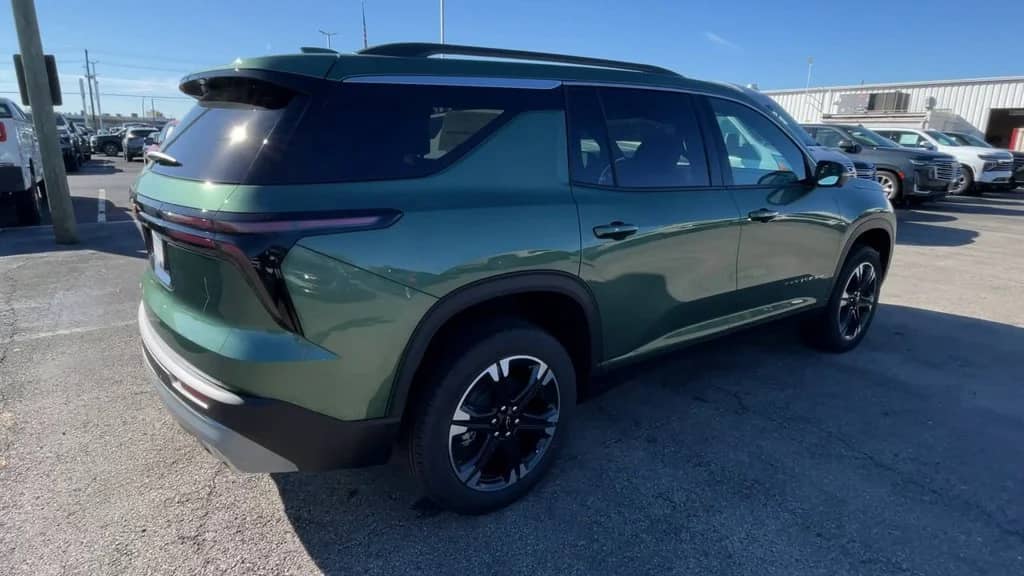 2027 Chevrolet Traverse - Image 2