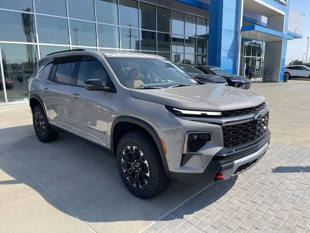 2027 Chevrolet Traverse - Image 2
