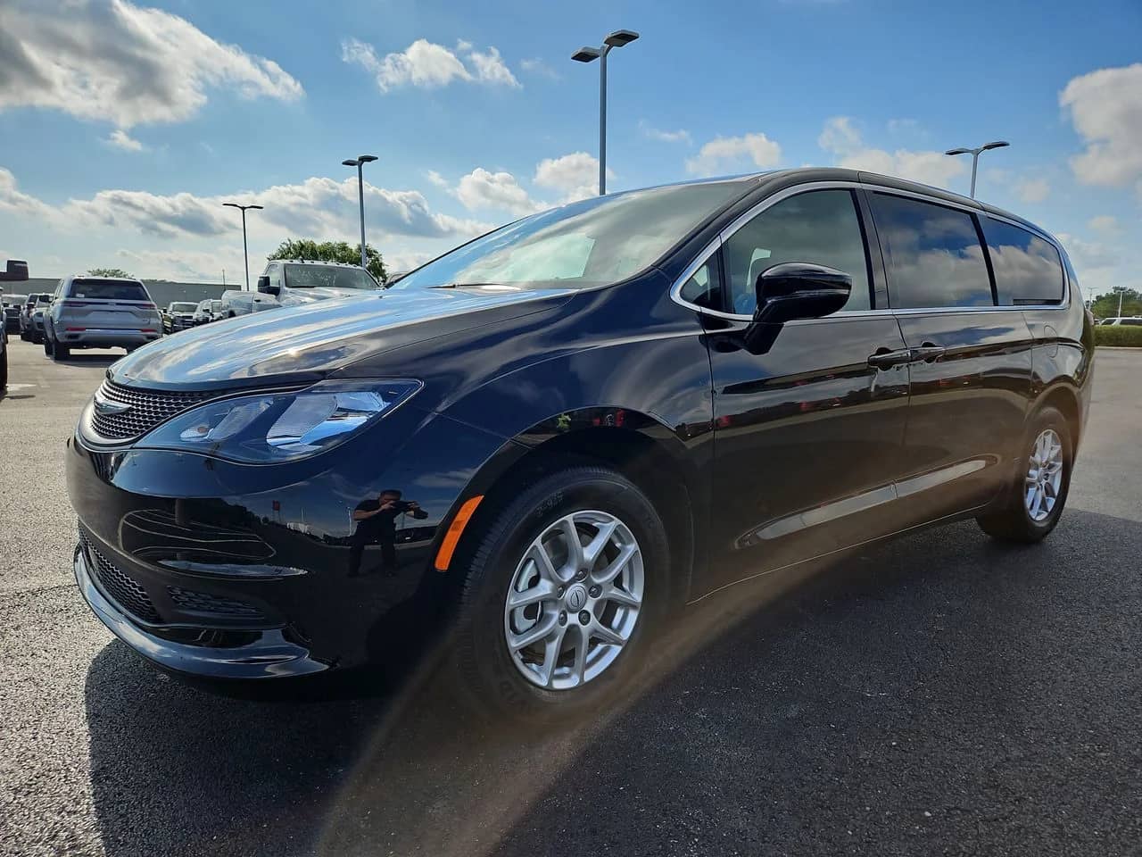 2025 Chrysler Voyager - Image 3