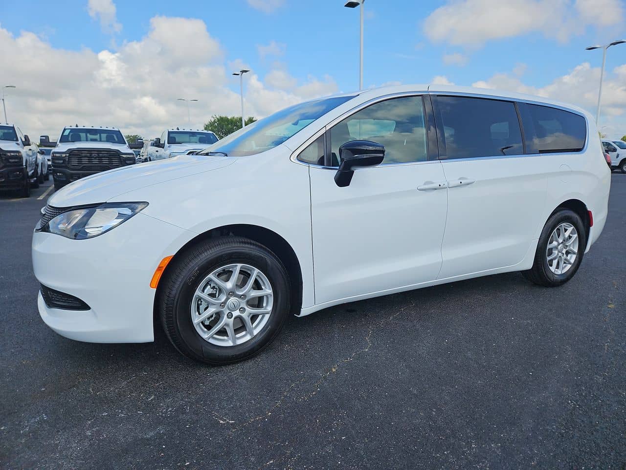 2025 Chrysler Voyager - Image 3