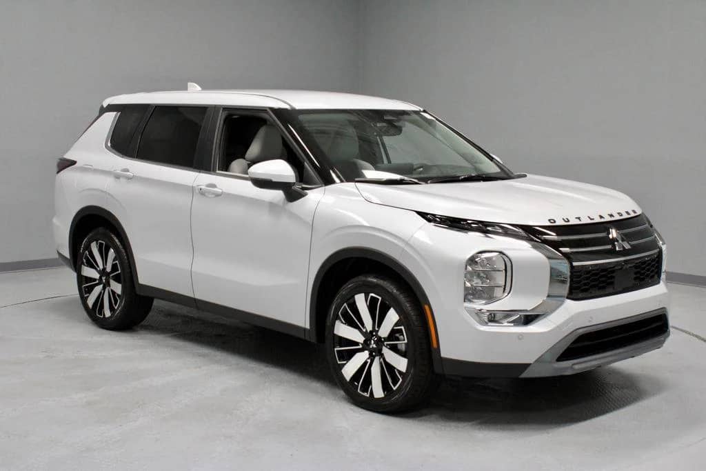 2026 Mitsubishi Outlander - Image 1