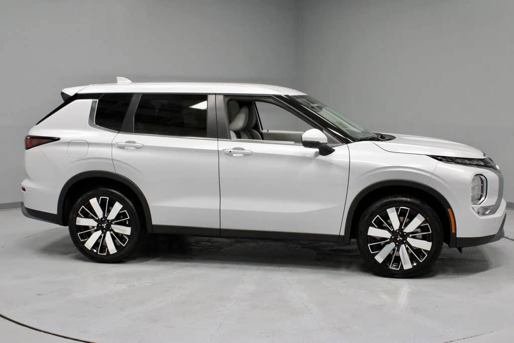 2026 Mitsubishi Outlander - Image 3
