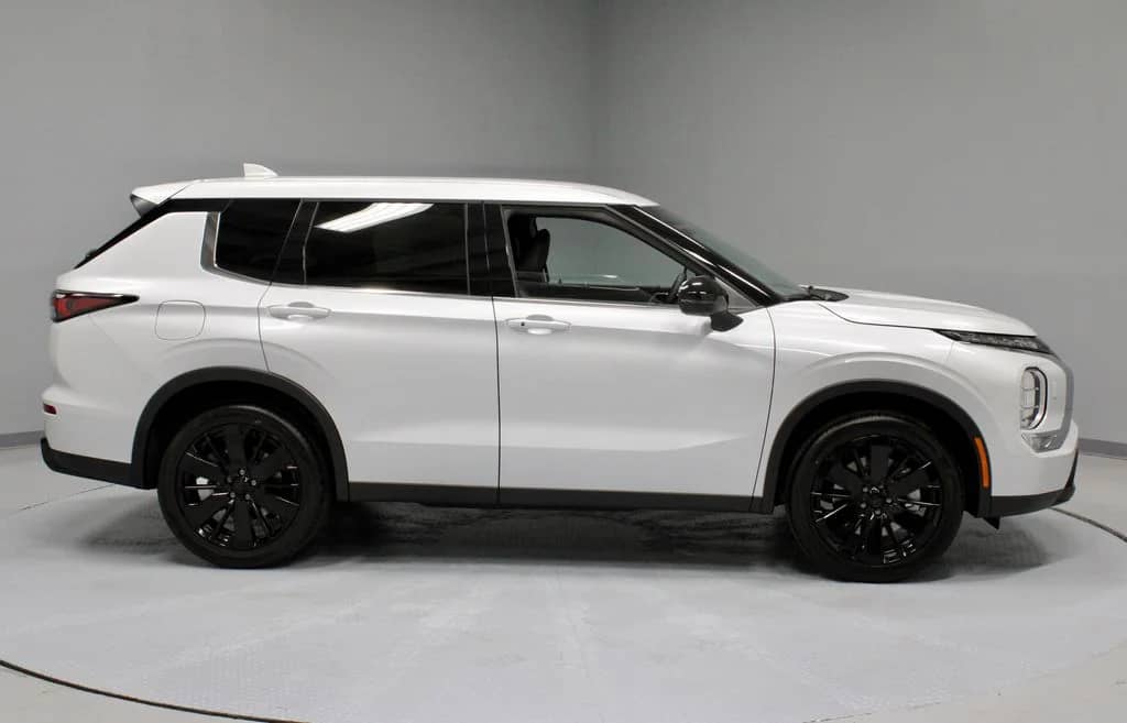 2026 Mitsubishi Outlander - Image 3