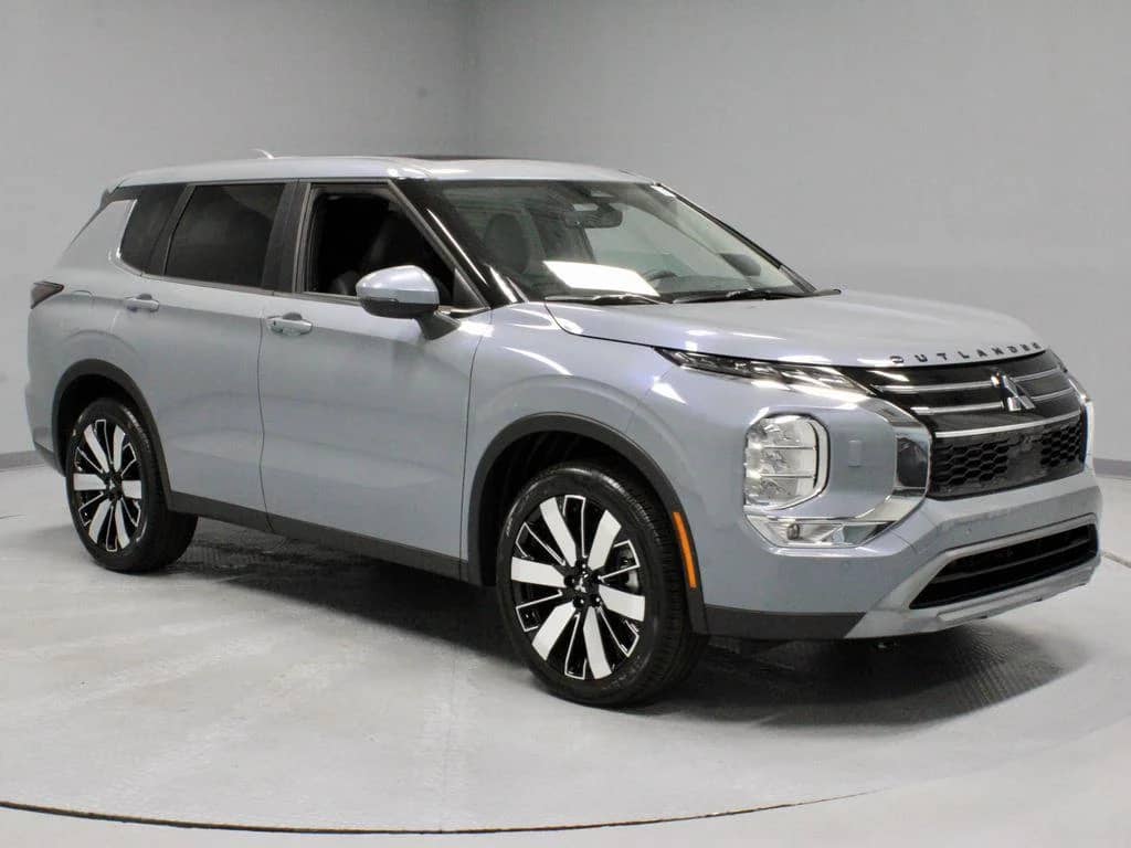 2026 Mitsubishi Outlander - Image 1