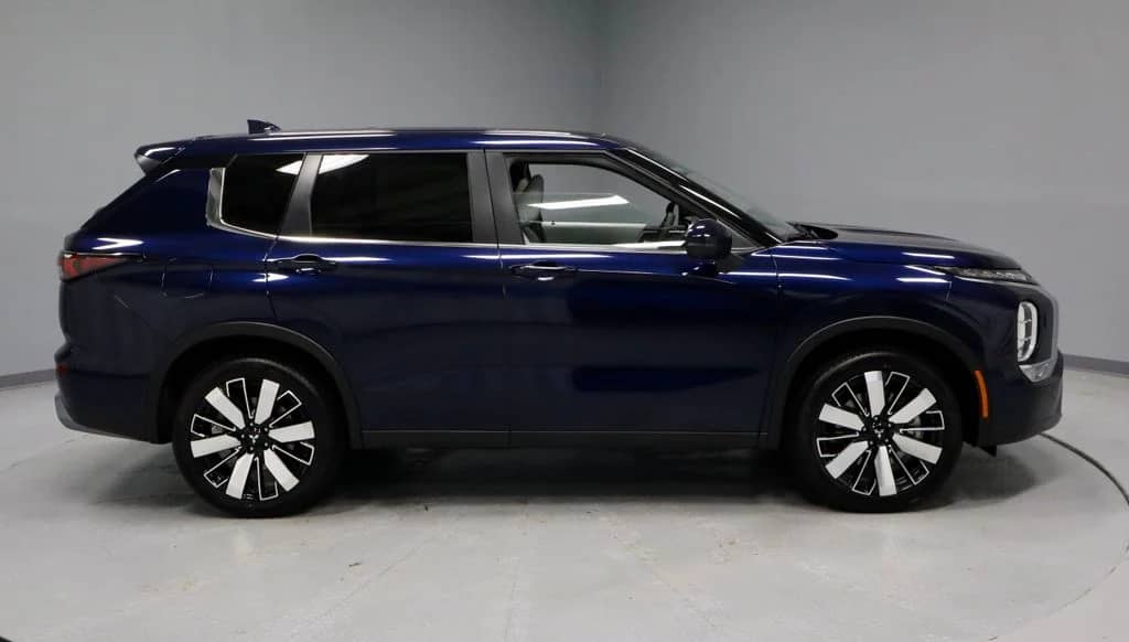 2026 Mitsubishi Outlander - Image 3